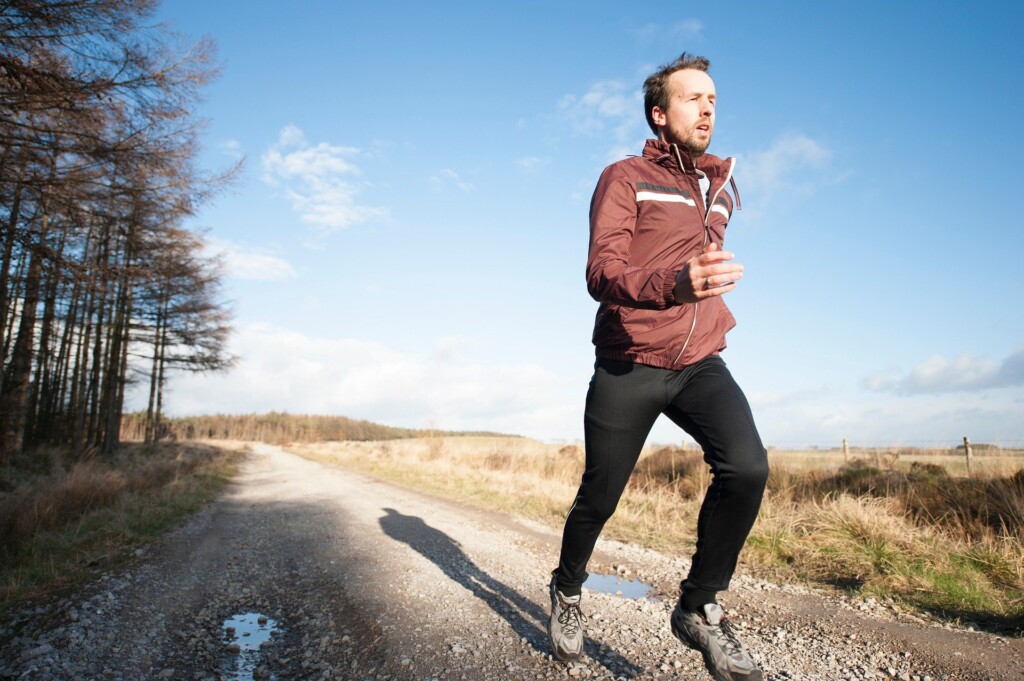 Zdjęcie biegającego mężczyzny.