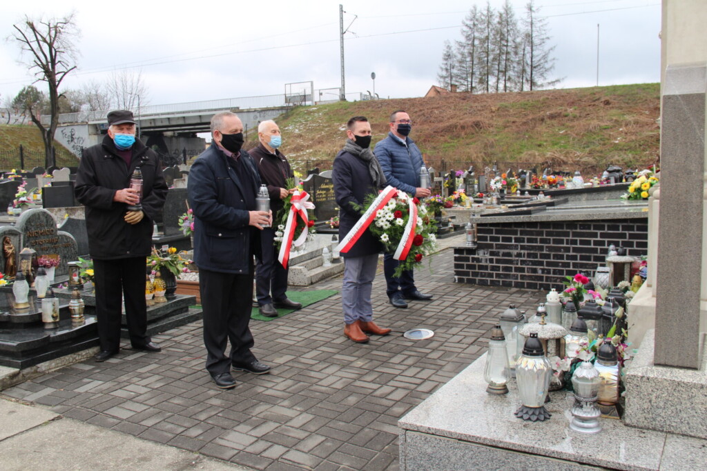 Zdjęcie ze złożenia wieńców i zniczów na ornontowickim cmentarzu - 13 kwietnia 2021 roku.