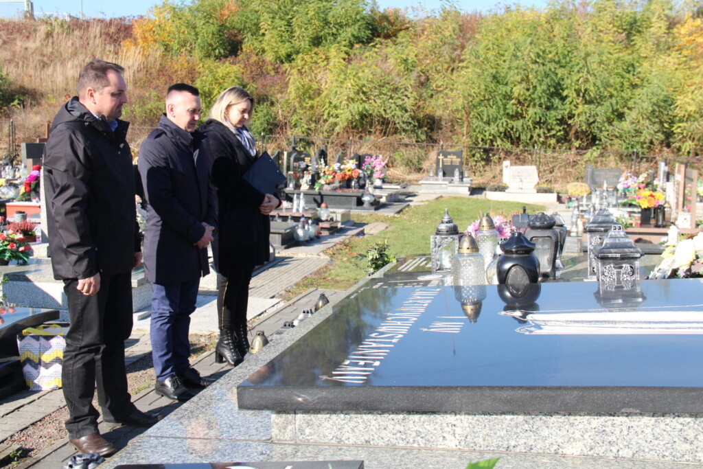 Zdjęcie ze złożenia zniczy na grobach - Ornontowice, października 2021 roku.