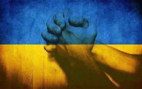 Flaga Ukrainy z uściśniętymi dłońmi. 