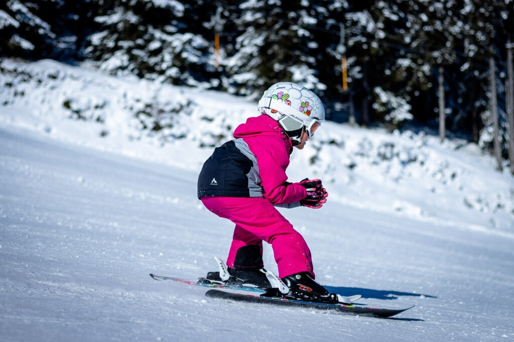Zdjęcie przedstawiające dziecko na nartach. 