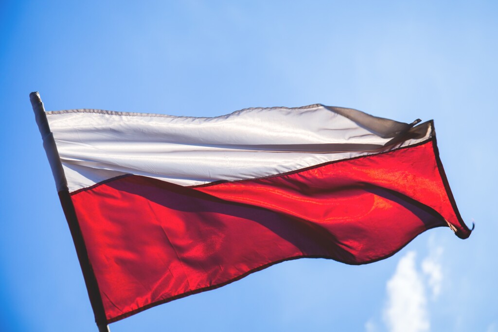 Zdjęcie flagi Rzeczypospolitej Polskiej.