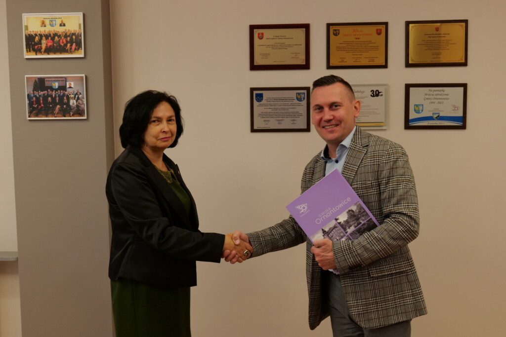 Zdjęcie z podpisania umowy pomiędzy Gminą Ornontowice a Rejonowym Stowarzyszeniem Pszczelarzy z siedzibą w Ornontowicach.