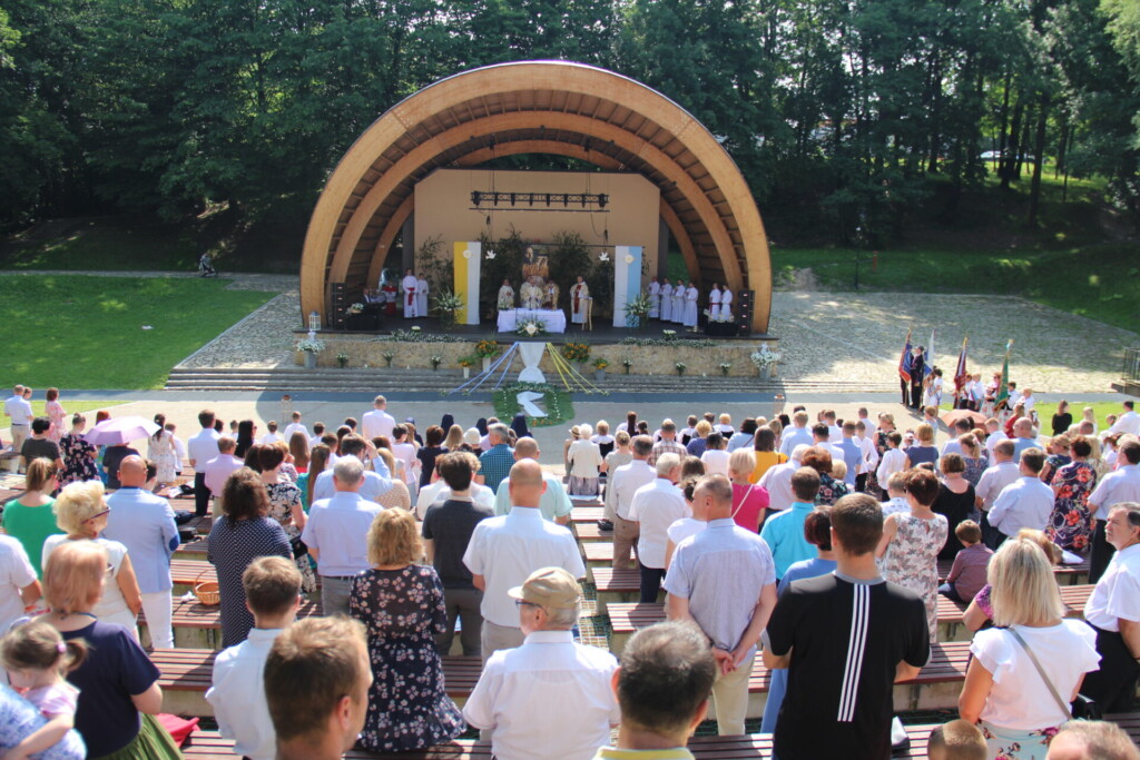 Zdjęcie z uroczystości Najświętszego Ciała Chrystusa w Ornontowicach - 16 czerwca 2022 roku. 