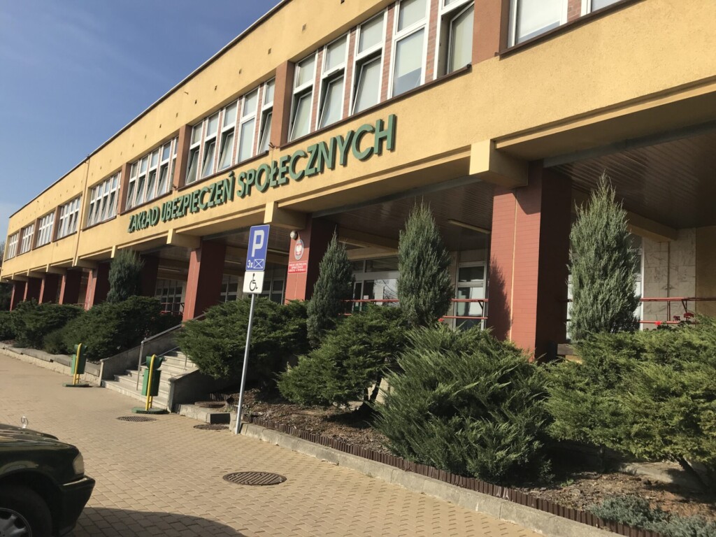 Zdjęcie siedziby Zakładu Ubezpieczeń Społecznych w Rybniku. 
