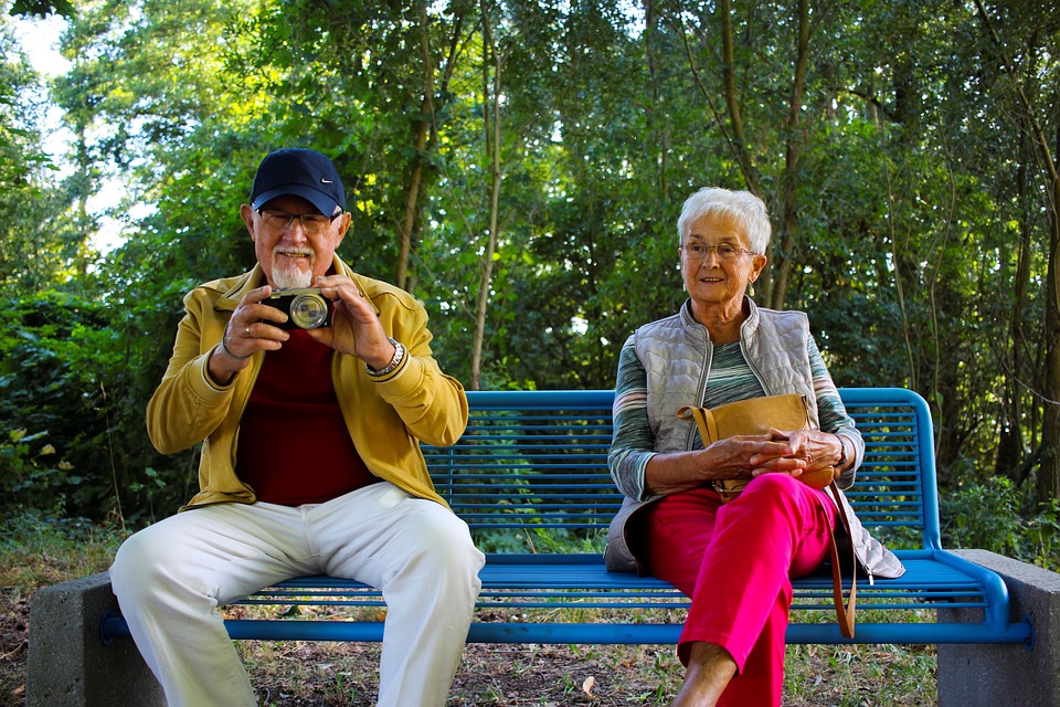 Babcia i dziadek w parku