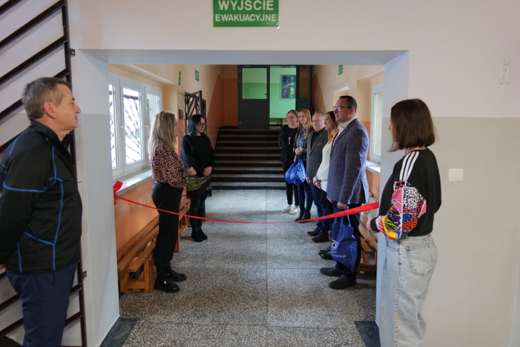 Zdjęcie z uroczystości otwarcia wyremontowanych szatni w Zespole Szkolno-Przedszkolnym.