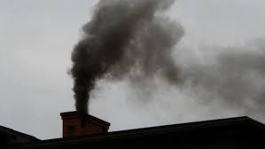 Zdjęcie dymiącego komina. 