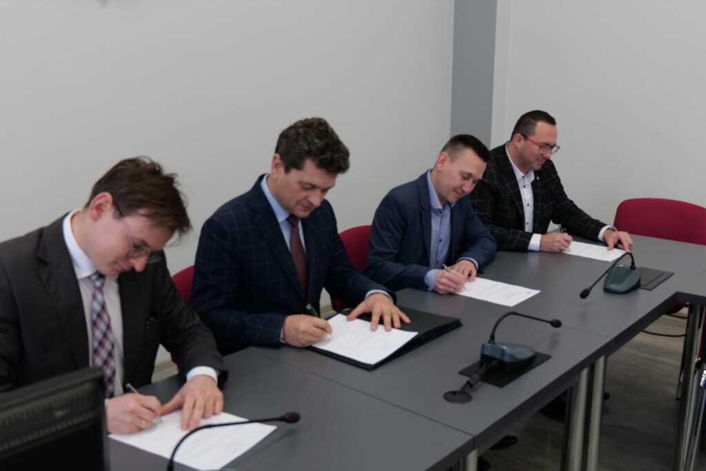 Zdjęcie z podpisania umowy - Klaster energii w Urzędzie Miasta Orzesze - 16 stycznia 2023 roku.
