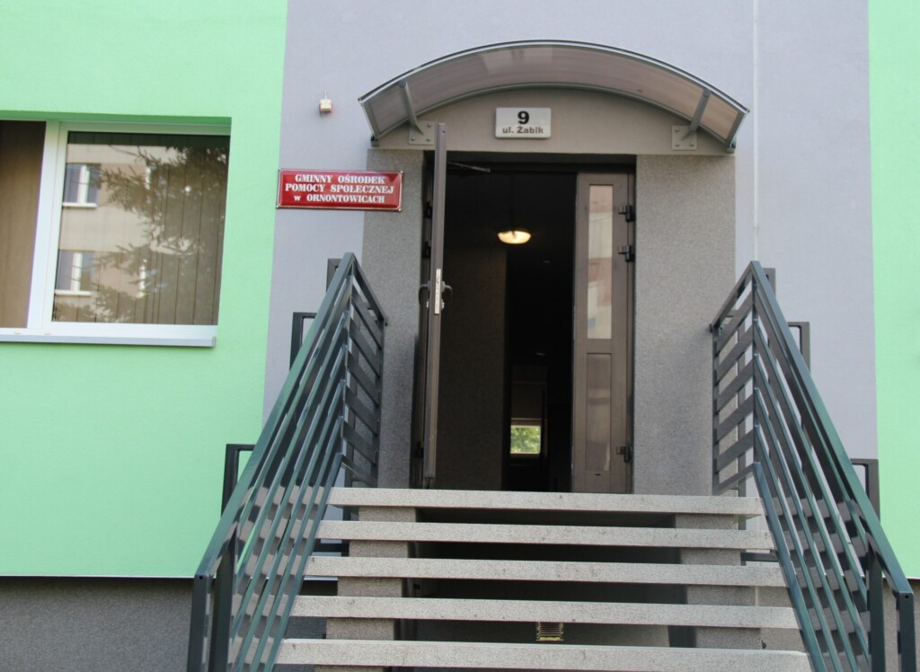 Zdjęcie drzwi wejściowych do Gminnego Ośrodka Pomocy Społecznej w Ornontowicach.