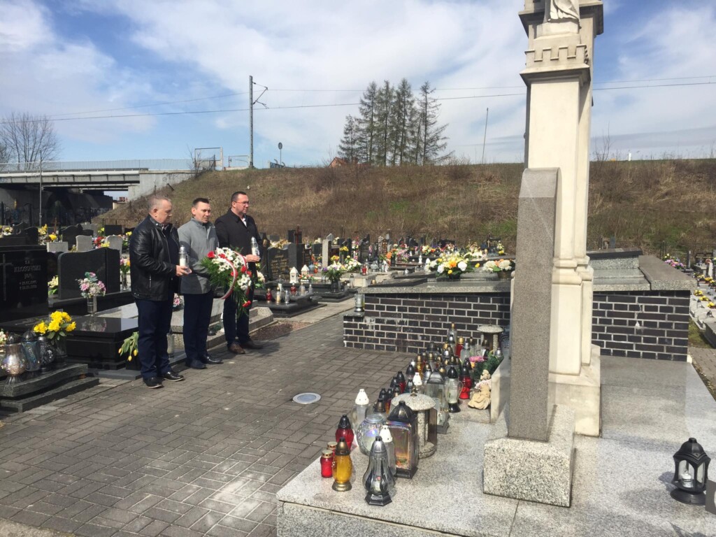 Zdjęcie z oddania hołdu ofiarom Zbrodni Katyńskiej - cmentarz parafialny w Ornontowicach, 13 kwietnia 2023 roku.