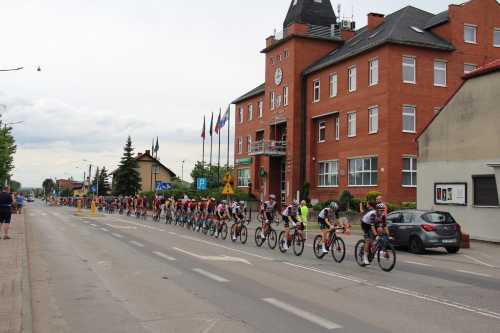 Zdjęcie przejazdu kolarzy 80. Tour de Pologne przez Ornontowice - 4 sierpnia 2023 roku.