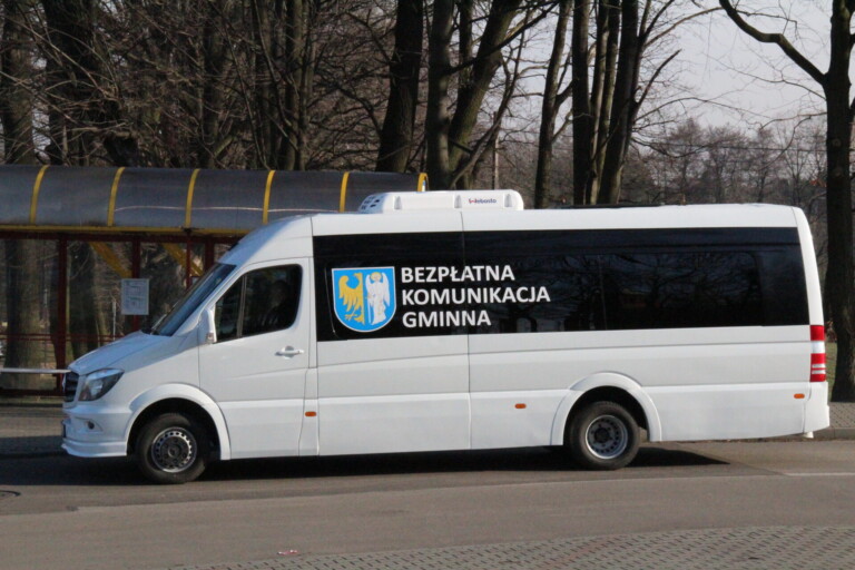 Zdjęcie autobusu bezpłatnej komunikacji gminnej.