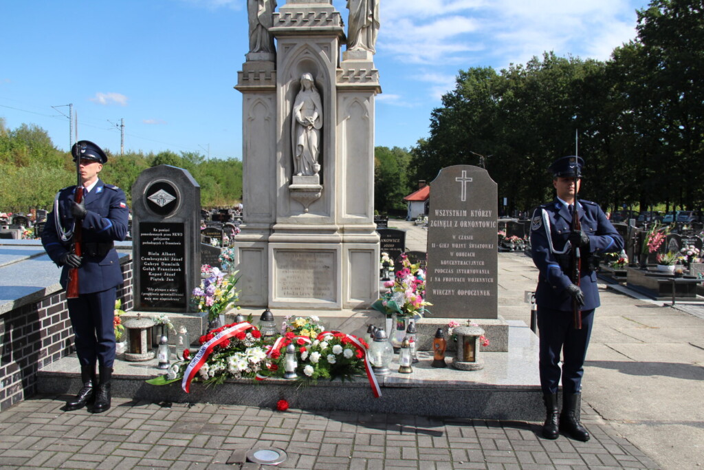 Zdjęcie z uroczystości upamiętniających policjantów z Ornontowic, którzy zostali zamordowani przez NKWD w kwietniu 1940 roku.