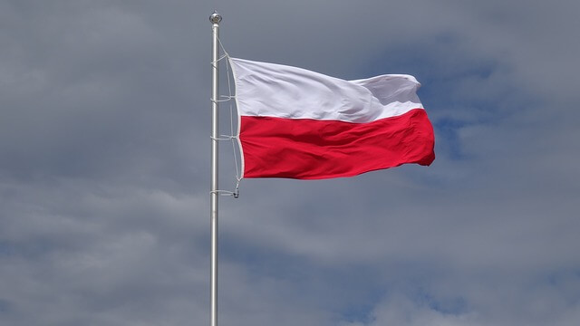 Flaga Polski na maszcie Flaga Polski na maszcie