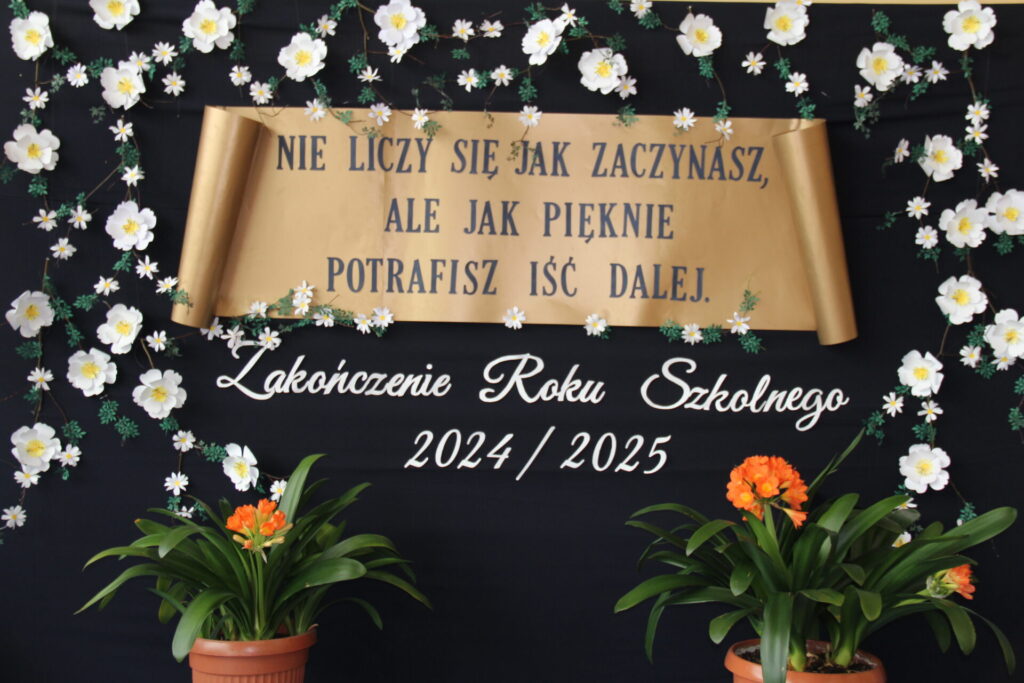 Zdjęcie z zakończenia roku szkolnego 2024/2025 w Zespole Szkolno-Przedszkolnym w Gminie Ornontowice. 