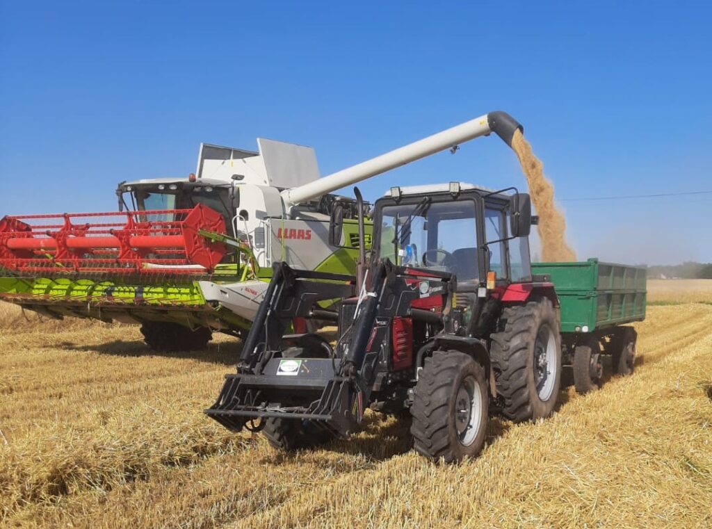 Żniwa - traktor i kombajn w polu