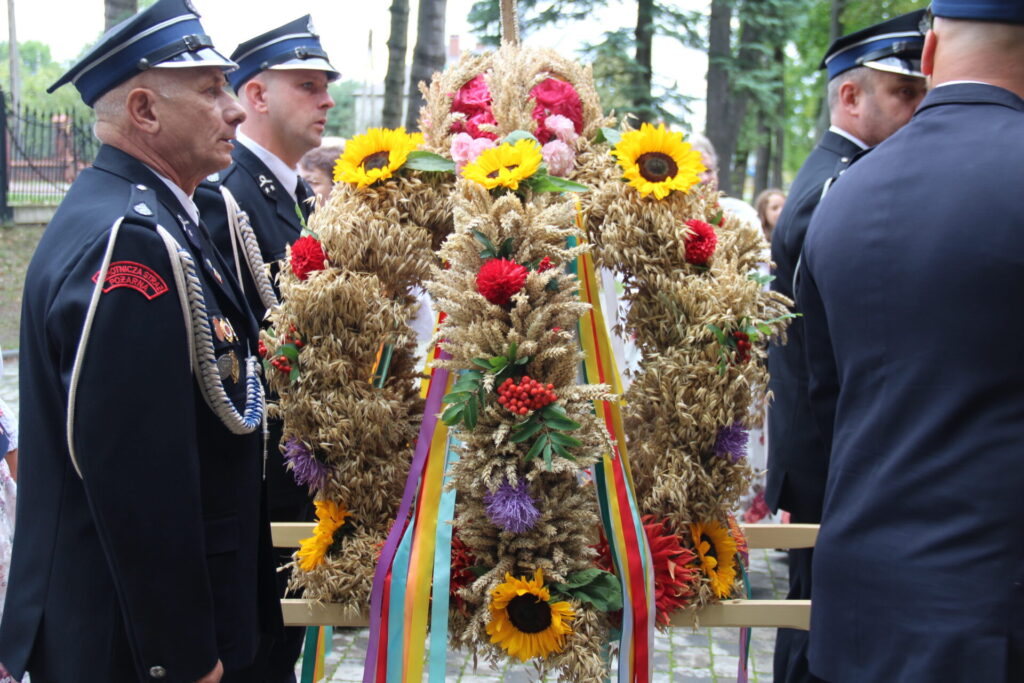 Zdjęcie korony dożynkowej.  Zdjęcie korony dożynkowej.