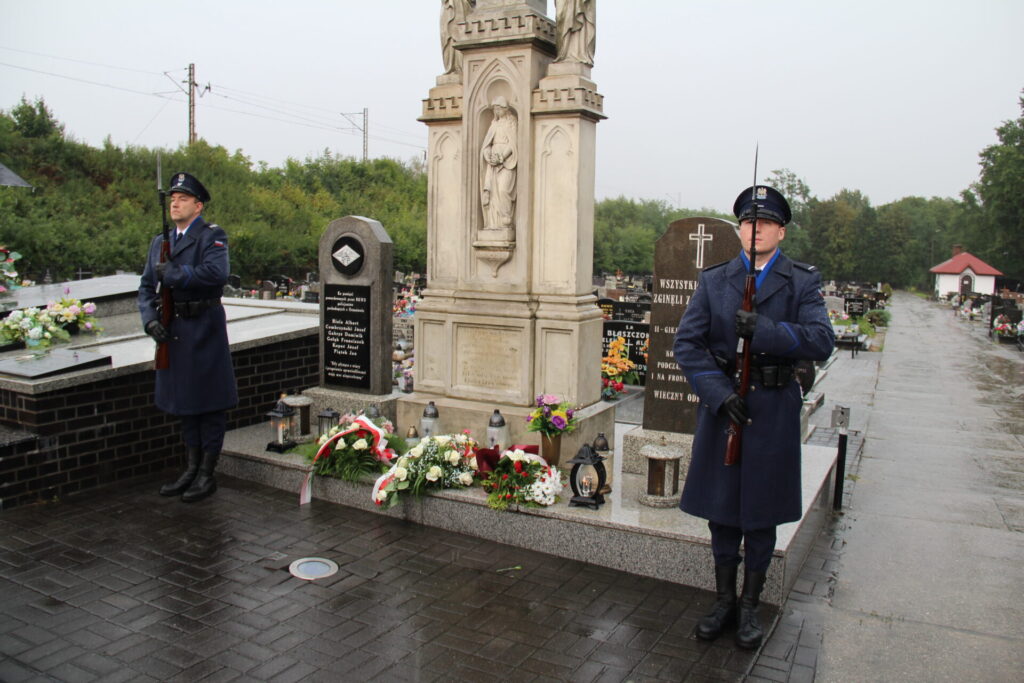 Zdjęcie z uroczystości upamiętniającej funkcjonariuszy Policji Województwa Śląskiego II RP, w tym zamordowanych w kwietniu 1940 roku przez NKWD mieszkańców Ornontowic.  Zdjęcie z uroczystości upamiętniającej funkcjonariuszy Policji Województwa Śląskiego II RP, w tym zamordowanych w kwietniu 1940 roku przez NKWD mieszkańców Ornontowic.