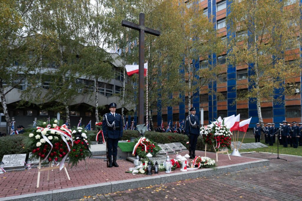 Zdjęcie z państwowego pogrzebu funkcjonariusza Policji - Ofiary Zbrodni Katyńskiej
