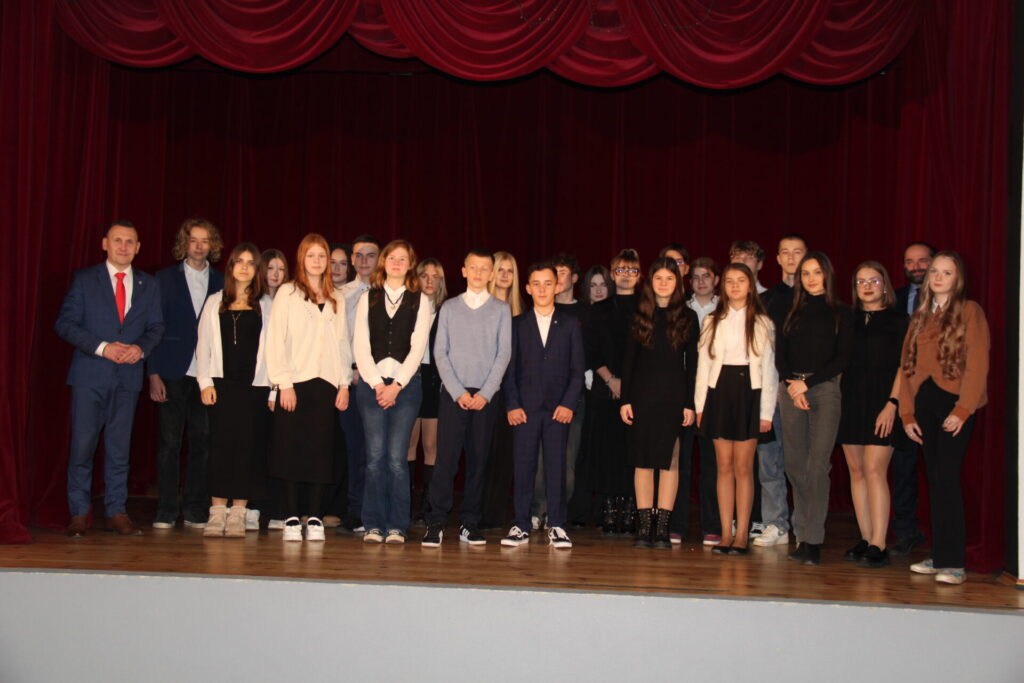 Zdjęcie z uroczystego wręczenia stypendiów Wójta Gminy. Zdjęcie z uroczystego wręczenia stypendiów Wójta Gminy.