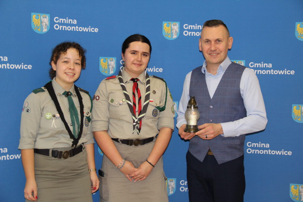 Zdjęcie z przekazania Betlejemskiego Światła Pokoju. 