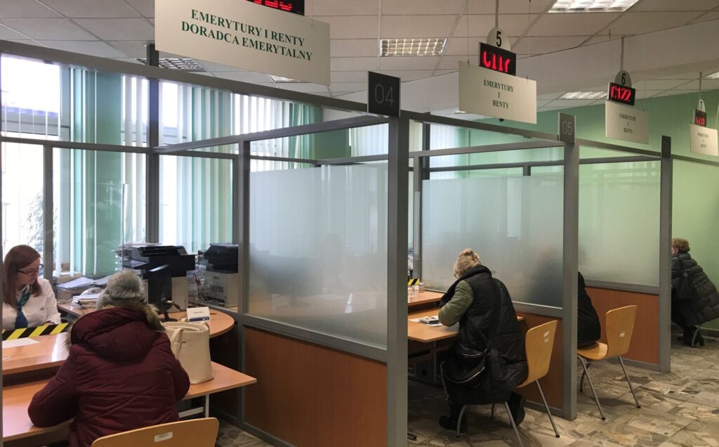 Zdjęcie sali obsługi Zakładu Ubezpieczeń Społecznych. Zdjęcie sali obsługi Zakładu Ubezpieczeń Społecznych.