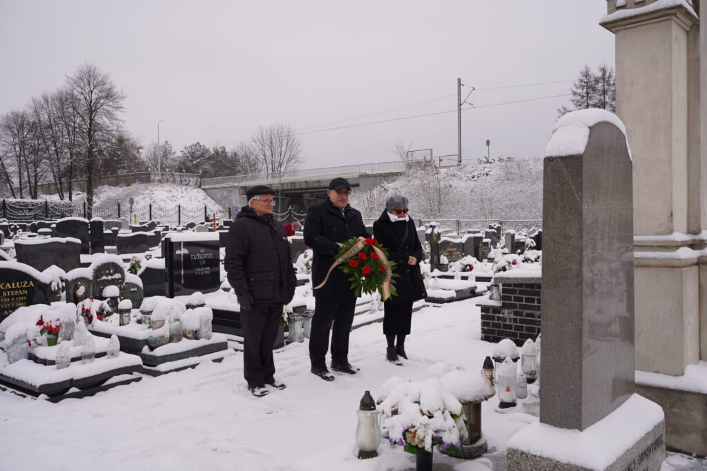 Zdjęcie z obchodów 81. Rocznicy Tragedii Górnośląskiej - złożenie kwiatów i zniczy na cmentarzu