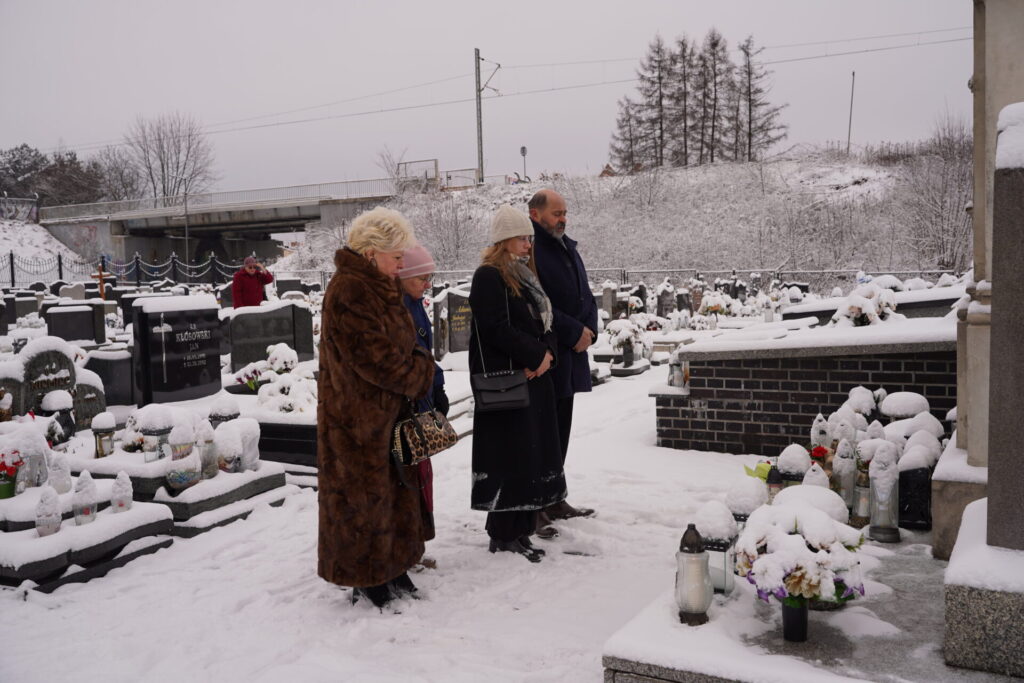 Zdjęcie z obchodów 81. Rocznicy Tragedii Górnośląskiej - złożenie kwiatów i zniczy na cmentarzu