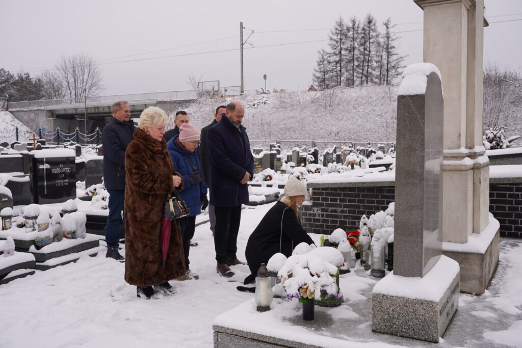 Zdjęcie z obchodów 81. Rocznicy Tragedii Górnośląskiej - złożenie kwiatów i zniczy na cmentarzu