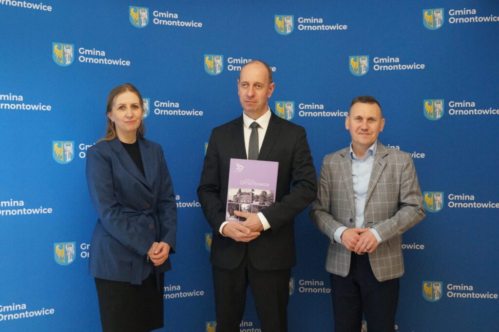 Zdjęcie przedstawiające Justynę Sittek-Goj, Tomasza Holeckiego i Marcina Kotyczkę. 