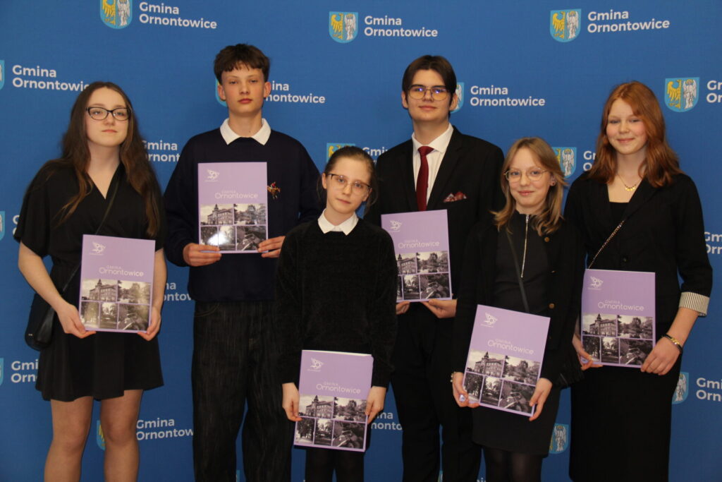 Zdjęcie laureatów konkursu ortograficznego. 