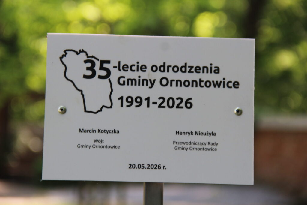Zdjęcie pamiątkowej tablicy. 
