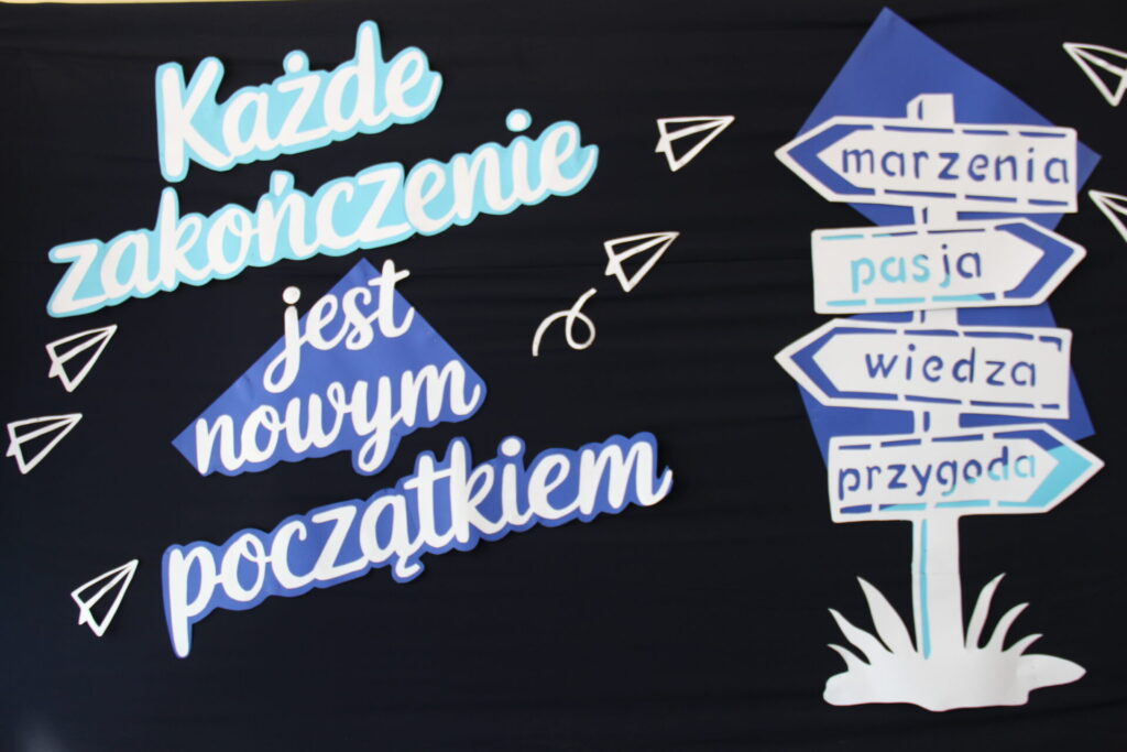 Zdjęcie z zakończenia roku szkolnego w Zespole Szkolno-Przedszkolnym w Gminie Ornontowice.