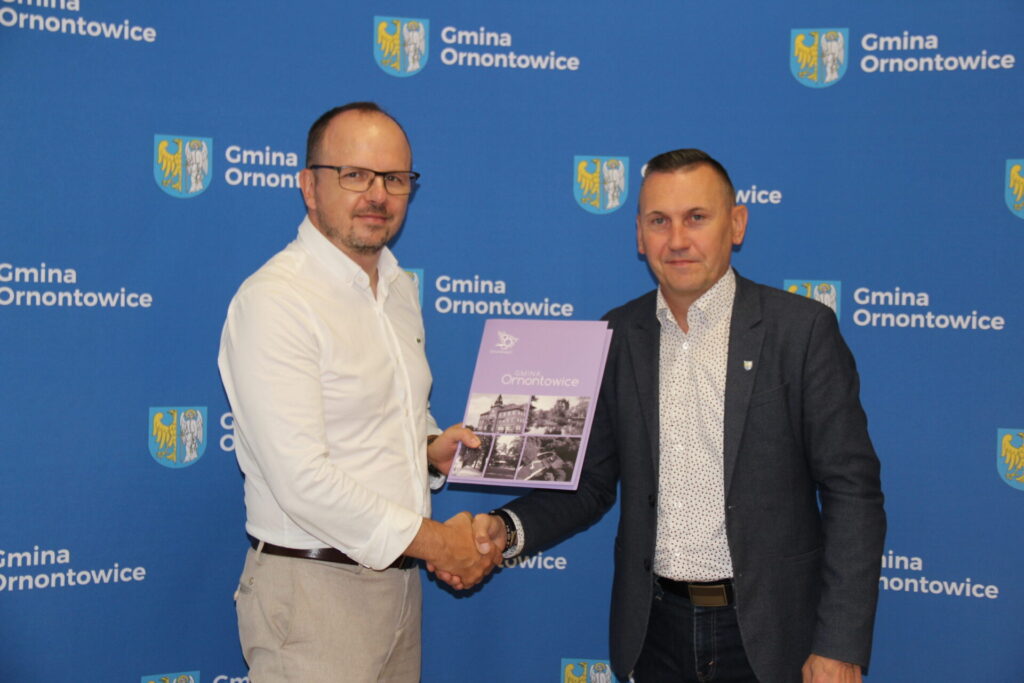 Zdjęcie z podpisania umowy na kolejny etap realizacji zadania inwestycyjnego pn. Budowa budynku wielofunkcyjnego - etap I (sala widowiskowa) przy ul. Zamkowej. Zdjęcie z podpisania umowy na kolejny etap realizacji zadania inwestycyjnego pn. Budowa budynku wielofunkcyjnego - etap I (sala widowiskowa) przy ul. Zamkowej.